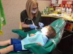 Dentysta w trakcie zabiegu