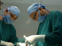 Lekarze w trakcie operacji