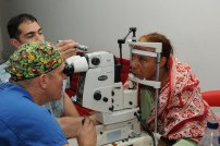 okulista badający starszą kobietę